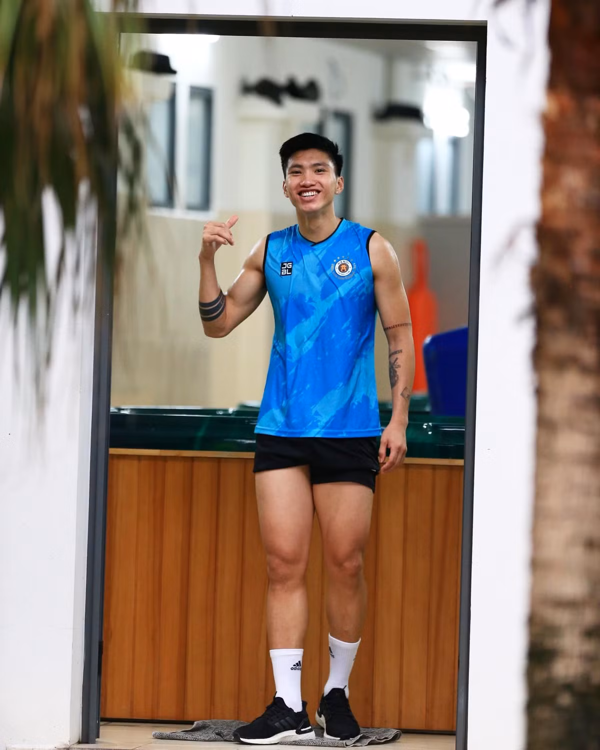 Trong thời gian điều trị chấn thương, Đoàn Văn Hậu luôn có sự đồng hành của HLV trưởng người Hàn Quốc của CLB Hà Nội là ông Park Choong Kyun.