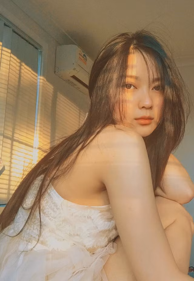 Dù không có chiều cao nổi bật nhưng Ái Thiên vẫn cuốn hút nhờ vóc dáng nuột nà, hấp dẫn khiến ai cũng phải ngắm nhìn.