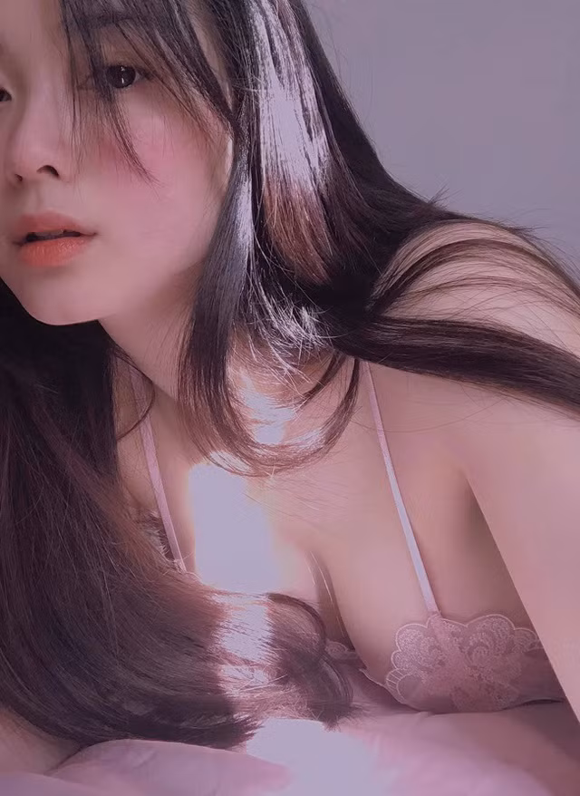 Sự quyến rũ của Ái Thiên được nhiều người nhận xét rằng họ phải ngắm cô nàng hàng giờ.