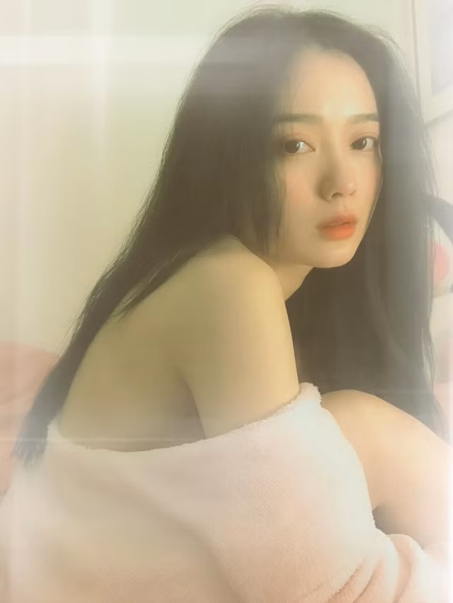 Ái Thiên được mệnh danh là "hot girl ảnh thẻ", xinh đẹp và thần thái ngay cả khi để mặt mộc, ăn mặc đơn giản.