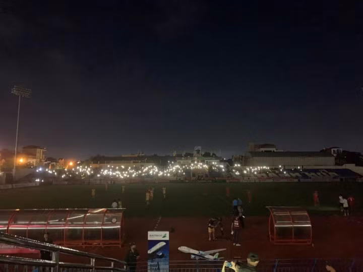 Tại vòng 6 V-League 2022, Đông Á Thanh Hoá tiếp đón Nam Định trên sân nhà. Bước sang hiệp 2, sân Thanh Hoá bất ngờ xảy ra sự cố mất điện.