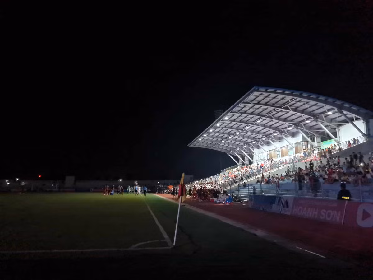 Phút 87, khi tỷ số đang là 0-0, giàn đèn trên sân Hà Tĩnh đột ngột tắt. Sân và khán đài B chìm trong bóng tối, chỉ còn ánh sáng ở khán đài A. Cầu thủ hai đội đứng trò chuyện, còn trên khán đài CĐV Hải Phòng bật đèn điện thoại và nhạc để cùng nhau nhảy múa.