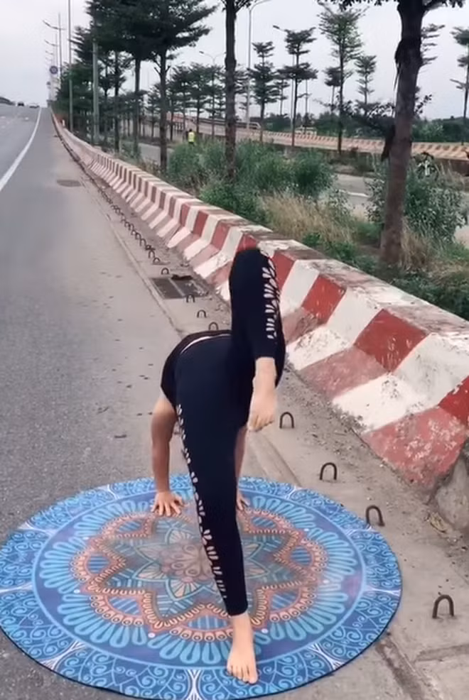 Thay vì trọn những địa điểm như phòng tập hay tại tư gia thì người phụ nữ này chẳng hiểu vì muốn chơi trội hay gì mà đã chọn cao tốc là nơi để thể hiện những màn yoga của mình.