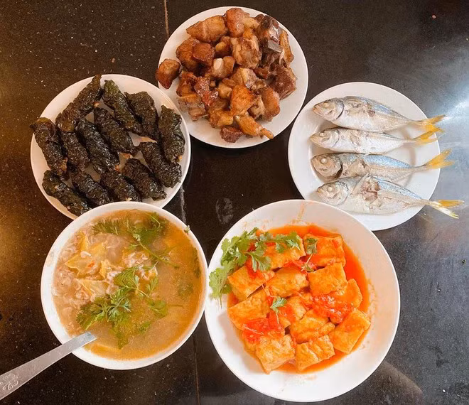 Những món ăn Nhật Linh chuẩn bị đơn giản thôi nhưng nhìn qua cũng đủ cảm nhận được tình cảm đong đầy của người vợ trẻ.
