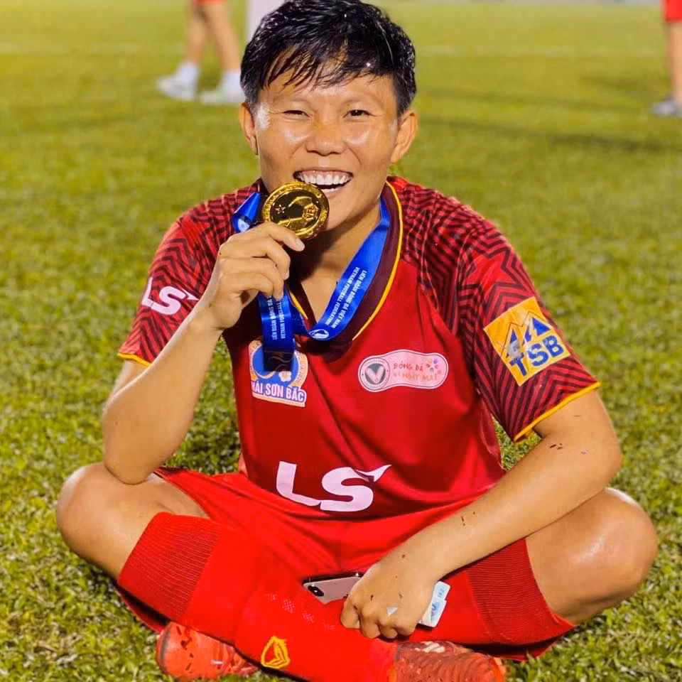 Năm 2010, Bích Thùy có dấu mốc đáng nhớ đầu tiên trong sự nghiệp bóng đá của mình, đó là có cơ hội tham dự Giải vô địch bóng đá nữ U19 Quốc gia. Từ bước đệm đó, liên tiếp những năm sau, cô gái này giữ vai trò then chốt trong đội tuyển quốc gia tham gia các giải đấu quốc tế.