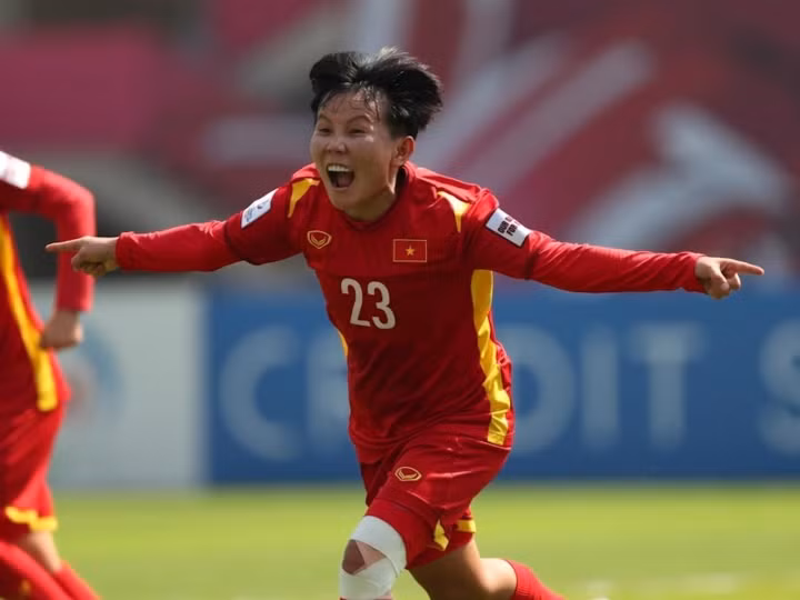 Sau thành công vang dội khi cùng đội tuyển quốc gia Việt Nam lọt vào vòng chung kết World Cup 2023, Bích Thùy vinh dự được Chủ tịch nước Việt Nam trao tặng huân chương Lao động hạng ba.