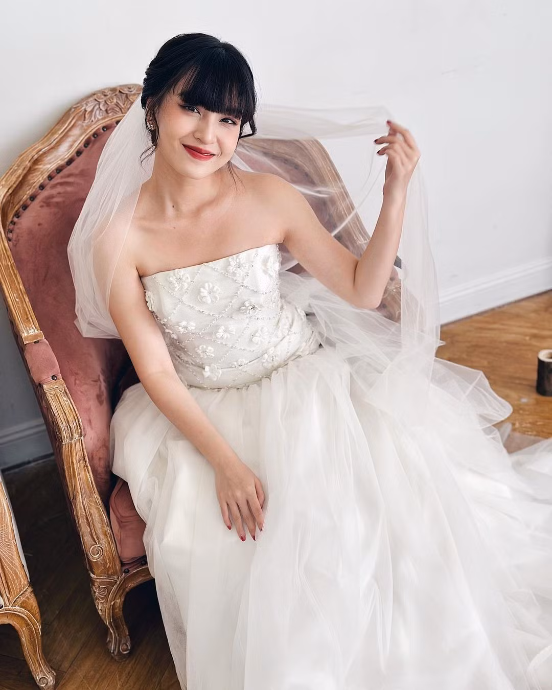 Mới đây trên trang cá nhân, Thảo Tâm khiến nhiều người bất ngờ khi khoe những bức ảnh diện áo cưới.