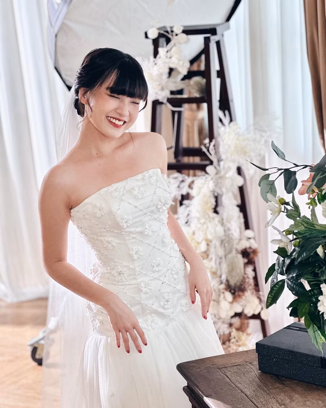 Tạm gác lại chuyện "nhà trai" là ai, nhiều netizen bày tỏ sự phấn khích với nhan sắc của Thảo Tâm trong chiếc váy cưới.
