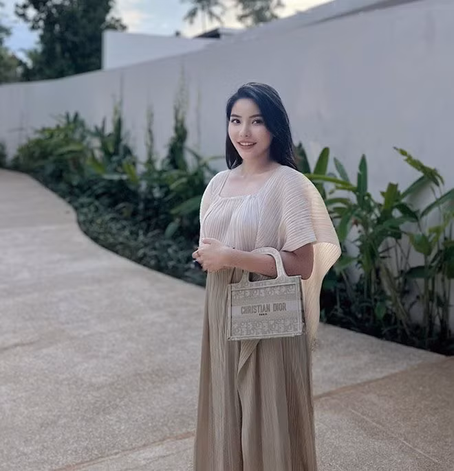 Bởi vậy, suốt những năm qua, Thy Huỳnh luôn đặt mình vào trong guồng quay công việc, phát triển bản thân với nguồn năng lượng tích cực.