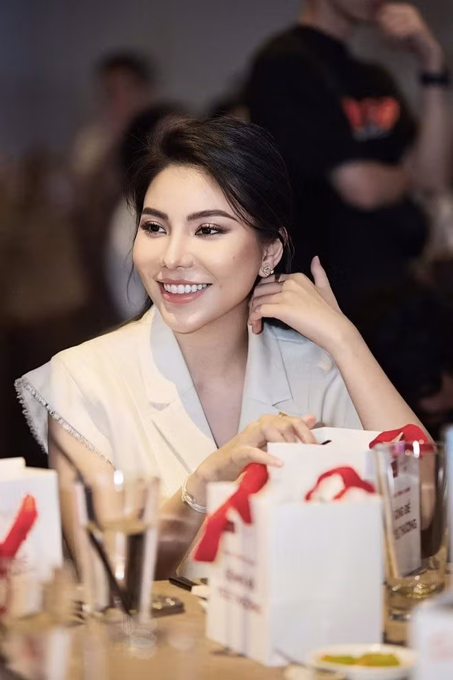 Thy Huỳnh từng tham gia chương trình “Đừng gọi tôi là Rich kid” (lấy cảm hứng từ Richkids Of Beverly Hills). Cô nàng 32 tuổi không chối bỏ danh xưng này nhưng cũng không muốn mọi người biết đến mình chỉ với cuộc sống xa hoa như những cậu ấm, cô chiêu khác.