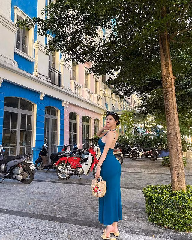 Mới đây trên trang Instagram cá nhân gần 1 triệu người theo dõi, nữ người mẫu Hàn Quốc Jeon Yebin chia sẻ loạt khoảnh khắc du lịch Phú Quốc, Việt Nam. Cô gây chú ý khi diện đầm ôm body, khoét lưng khoe trọn vóc dáng nuột nà, nóng bỏng.