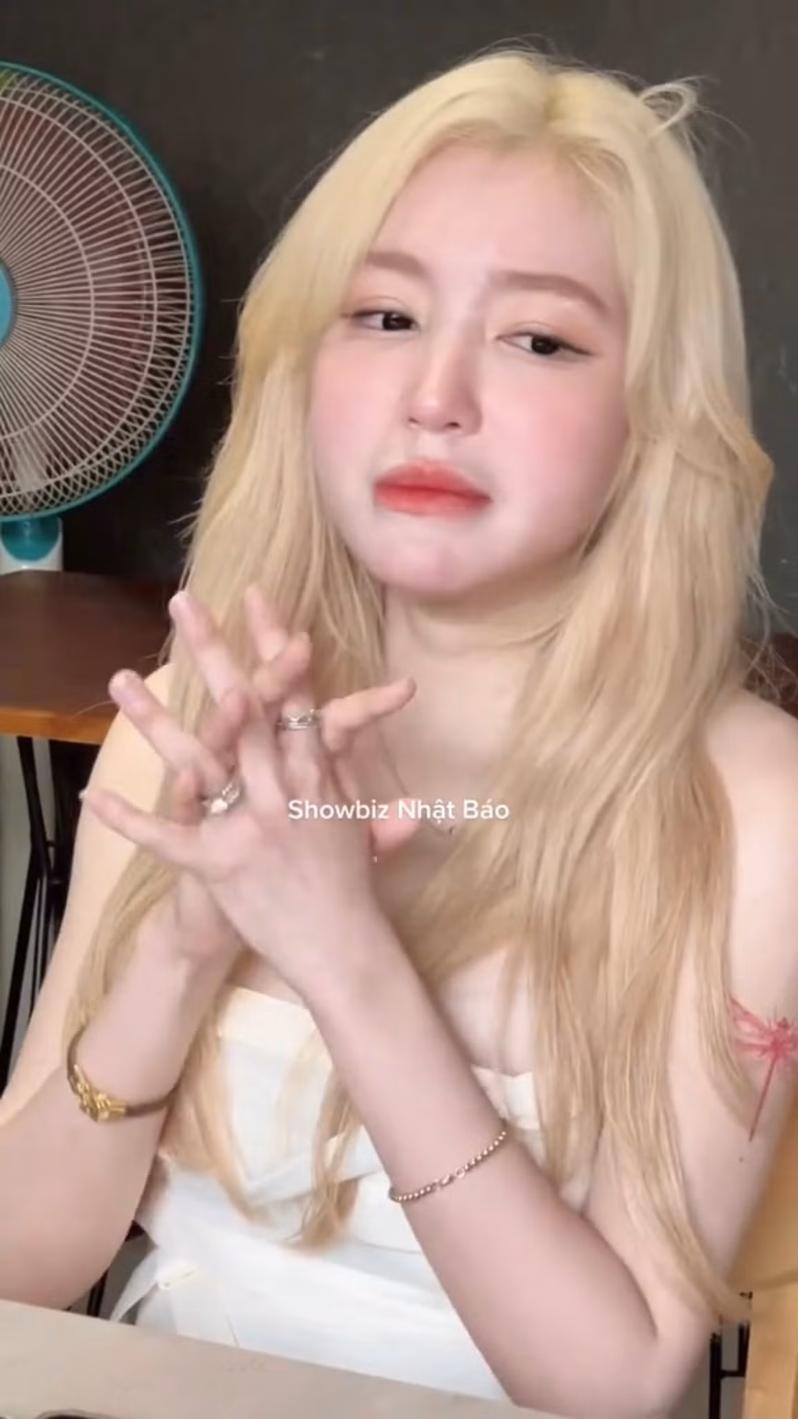Xuất hiện trong ảnh, Elly Trần diện chiếc váy trắng, làn da trắng mịn chứ danh cùng với mai tóc tông màu sáng.