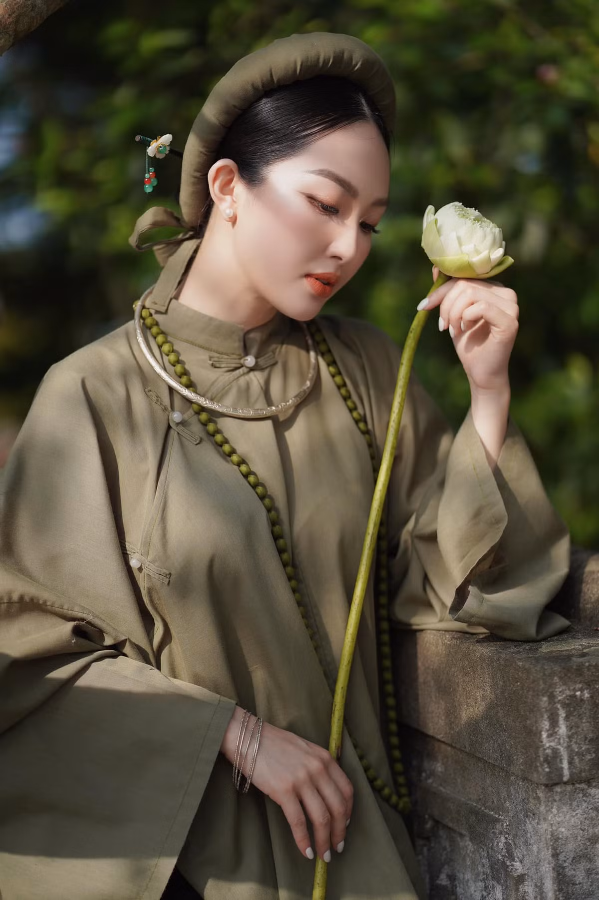 Theo như tìm hiểu, cô gái trong hình là Trâm Anh (sinh năm 1992), hiện đang làm MC Đài Phát thanh và Truyền hình Nghệ An.