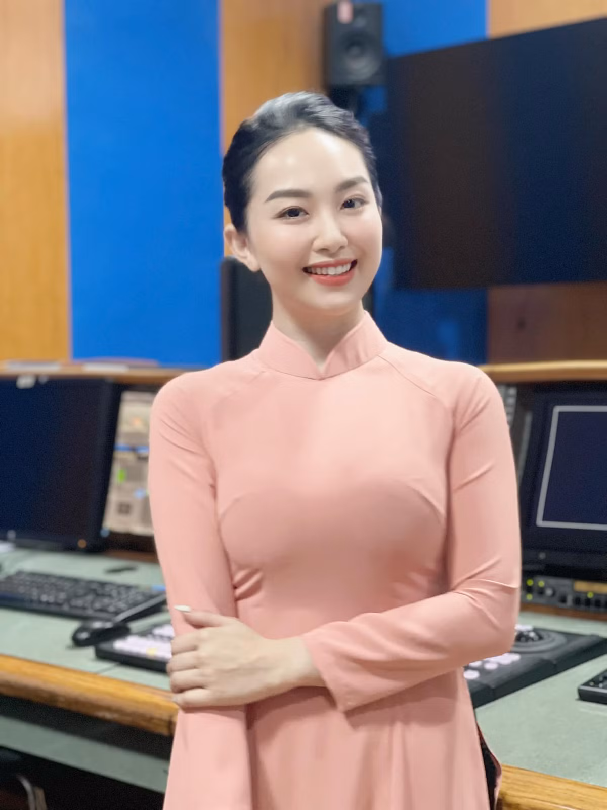 Gương mặt trái xoan thanh thoát, làn da trắng mịn và nụ cười tươi duyên dáng giúp nữ MC này nhanh chóng ghi điểm trong mắt cộng đồng mạng.