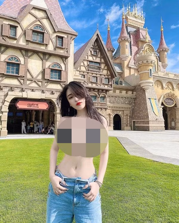 Cụ thể, xuất hiện trong ảnh hot girl diện chiếc quần jean nhưng điều đáng chú ý lại nằm ở phần trên khi cô nàng chỉ mặc chiếc áo chẳng khác nào nội y và thoải mái đứng chụp ảnh.