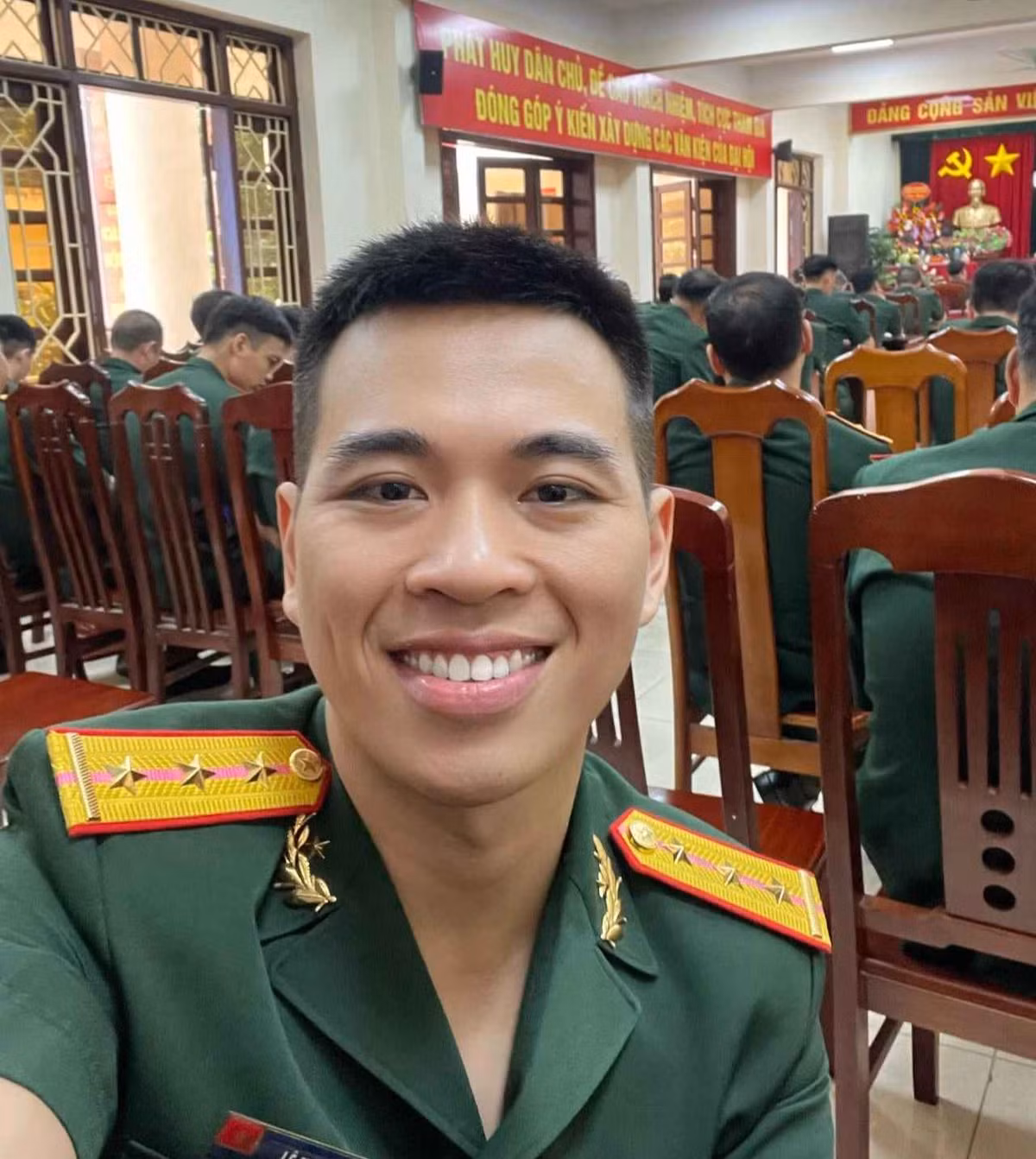 Lê Anh Nuôi chia sẻ: "Các món ăn hôm nay có su su, cà rốt luộc nhừ cho dễ ăn. Tiếp đến là món thịt lợn trộn tôm sốt cà chua. Tôm băm nhỏ trộn thịt lợn, thêm gia vị, nặn thành các viên nhỏ, chiên sơ qua chứ không chiên kĩ cho đỡ bị khô...
