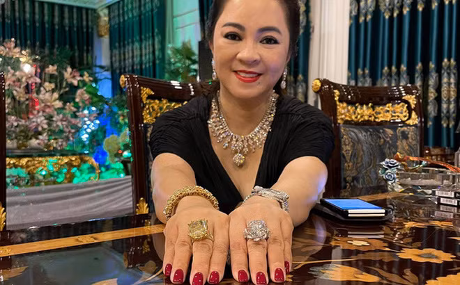 Căn biệt thự của gia đình nhà bà Phương Hằng nằm giữa khu phố sầm uất bậc nhất TP HCM. "Lâu đài" có tên Hằng Hữu với tổng diện tích sàn 2.400m2.