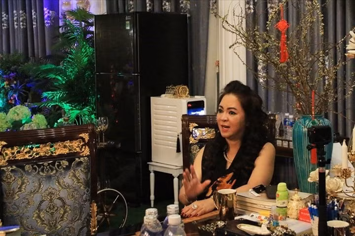 Tương xứng với vẻ bề ngoài, nội thất bên trong căn biệt thự cũng vô cùng xa hoa, trang trí rất nhiều món đồ cầu kỳ, tinh xảo. Sàn nhà lát đá, tường, trần và cầu thang được điêu khắc kỳ công.