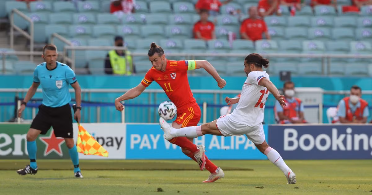 VCK EURO 2020: Choi hay, Thuy Si hoa dang tiec voi Xu Wales