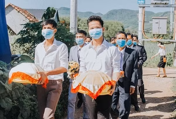 Sau khi đám cưới đặc biệt này được đăng tải trên MXH, cộng đồng mạng được phen tấm tắc khen ngợi ý thức phòng dịch của gia đình 2 bên cô dâu và chú rể.