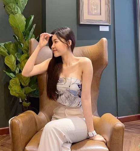 Yến Xuân là một hot girl, PT được giới trẻ biết đến nhiều vì sở hữu vóc dáng siêu gợi cảm. Ít ai nghĩ rằng cô nàng từng bị béo phì nên phải tập gym rất vất vả để cải thiện vóc dáng.