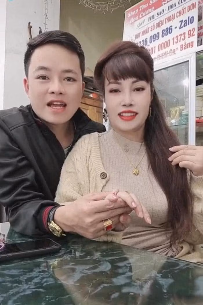 Những lo lắng về khoảng cách tuổi tác, chuyện con cái… đều không còn quan trọng với cặp vợ chồng đũa lệch này.