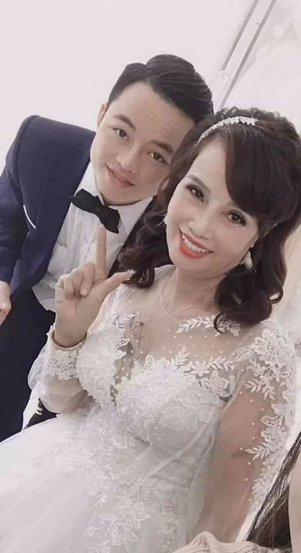 Tuy nhiên, mỗi khi cô Thu Sao đề cập đến việc chọn vợ cho chồng, anh Cương đều mắng chị nói linh tinh. Anh chồng trẻ này khuyên chị đừng nghĩ nhiều, không ai biết ngày mai có phải là ngày cuối cùng hay không, cho nên cứ sống vui vẻ.