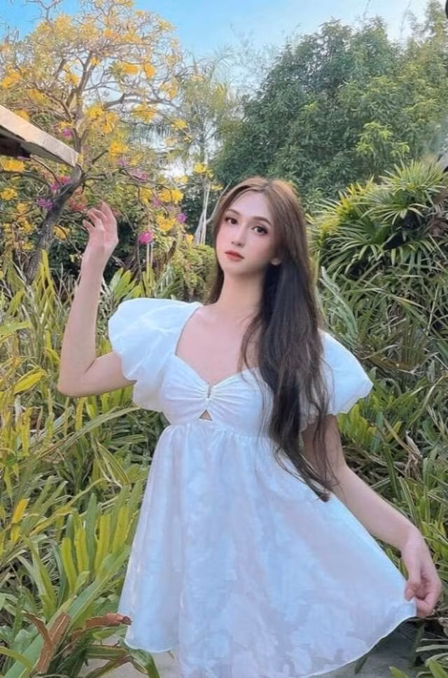 Hoàng Học bất ngờ được mọi người biết đến nhiều hơn khi những hình ảnh xinh đẹp của cô được chia sẻ trên các hội nhóm thích ngắm trai xinh và gái đẹp. Ngay lập tức trang cá nhân của người đẹp chuyển giới này thu hút hàng ngàn lượt yêu cầu kết bạn cũng như theo dõi trang cá nhân.