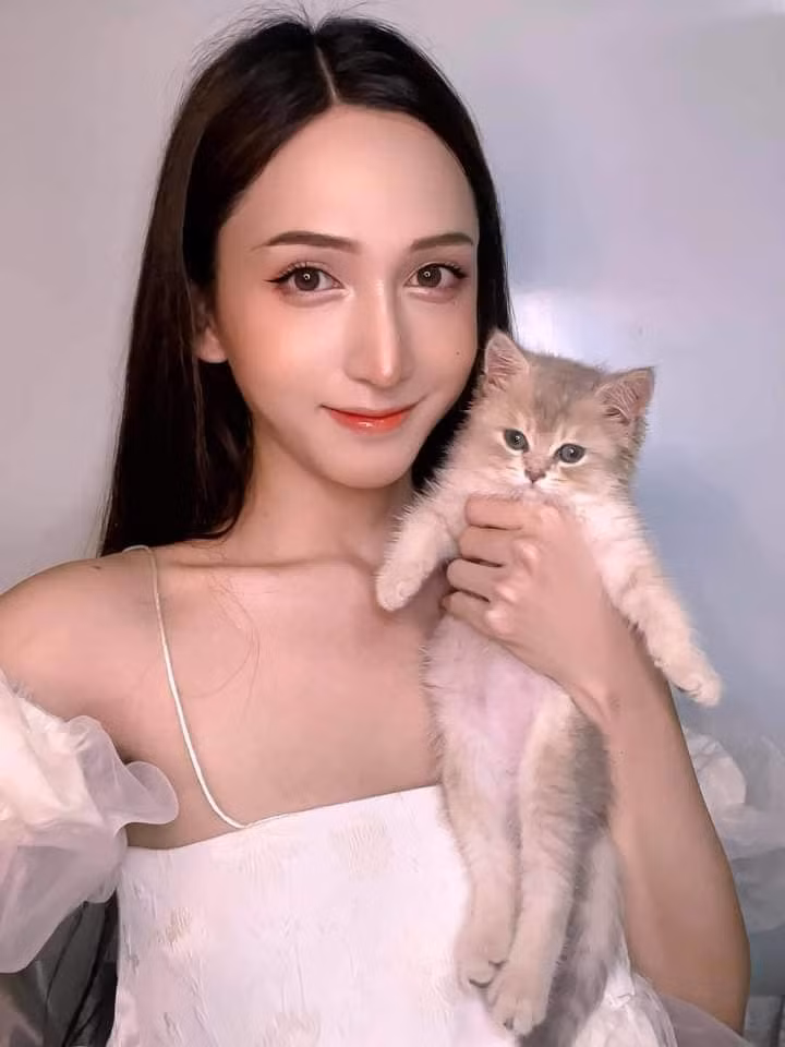 Chia sẻ thêm về quá trình thay đổi cơ thể của mình, Hoàng Học cho biết cô tiêm hormon được 2 năm thì cơ thể bắt đầu có sự thay đổi, đó là dáng người, xương vai và hàm đỡ thô hơn, gân tay giảm đáng kể và gương mặt đỡ hốc hác hơn.