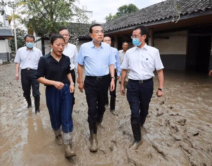 Thủ tướng Trung Quốc Lý Khắc Cường đã đến Trùng Khánh hôm 20/8, ghé thăm một ngôi làng ở quận Đồng Nam, nơi lũ lụt đã ảnh hưởng đến sinh kế của 8.000 người. Ảnh: gov.cn.