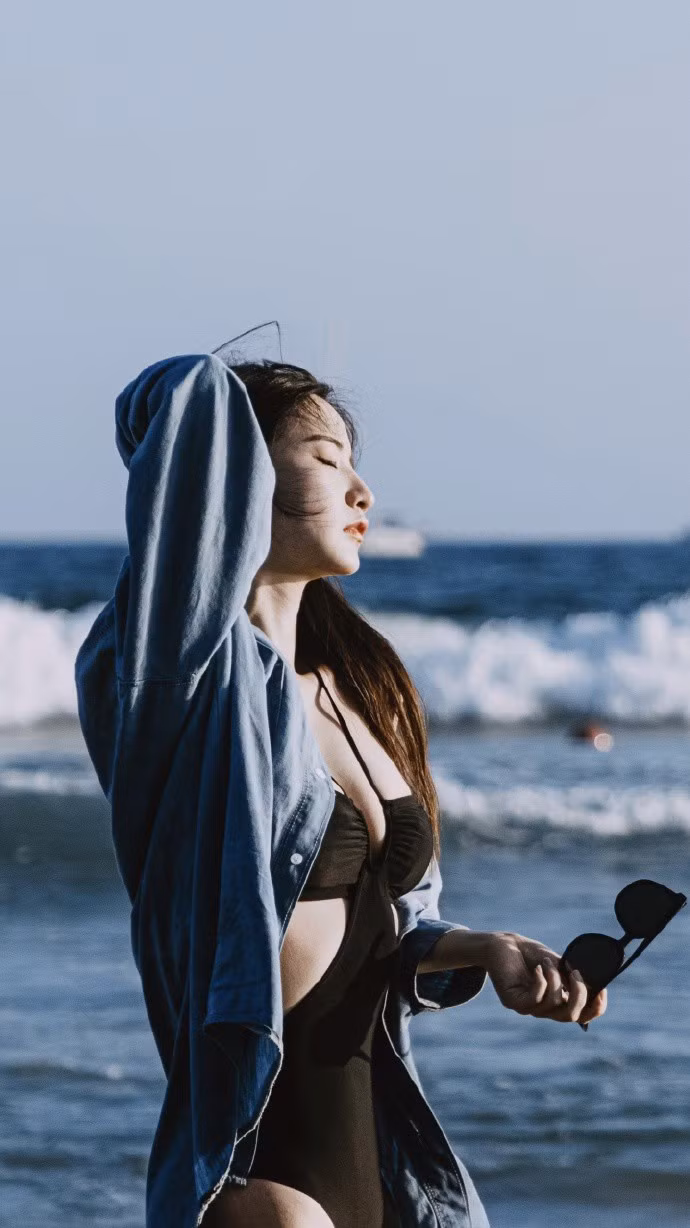 Sắc vóc ở tuổi U30 của nữ MC thể thao này được người hâm mộ nhận xét ngày càng thăng hạng với nhan sắc xinh đẹp, vóc dáng thon gọn, nuột nà và tràn đầy sức sống.