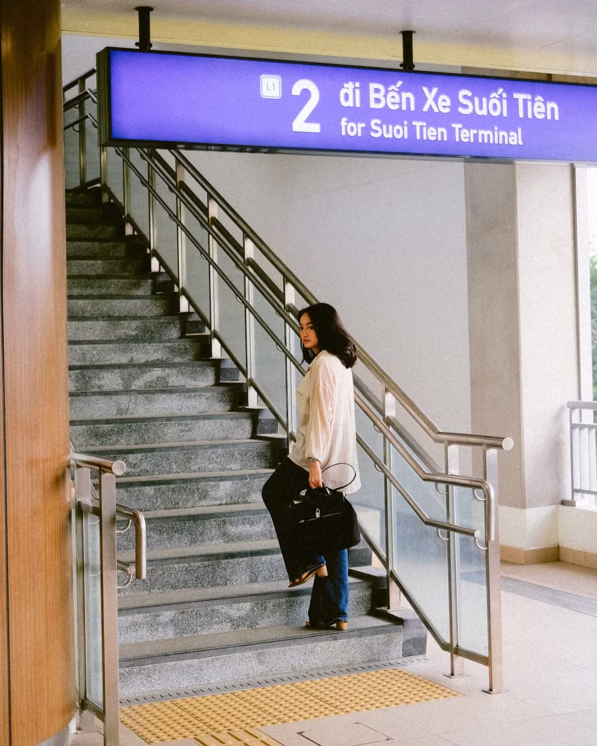"Nhà ga thoáng đãng, có sơ đồ và biển hướng dẫn chi tiết cho hành khách. Ngoài ra, các nhân viên thân thiện và lịch sự khi có người cần giúp đỡ", người đẹp 9X nhận xét.