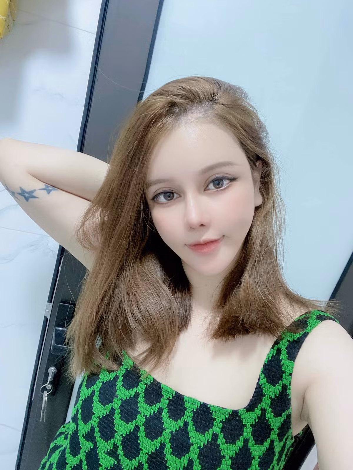 Vào ngày trọng đại, ngoài số vàng 50 cây do Đăng mua tặng vợ, cô còn được mẹ chồng cho 20 tỷ tiền mặt. Về phần bố mẹ cô dâu, họ cũng cho con gái căn hộ 20 tỷ làm cơ sở kinh doanh ở Hà Nội.