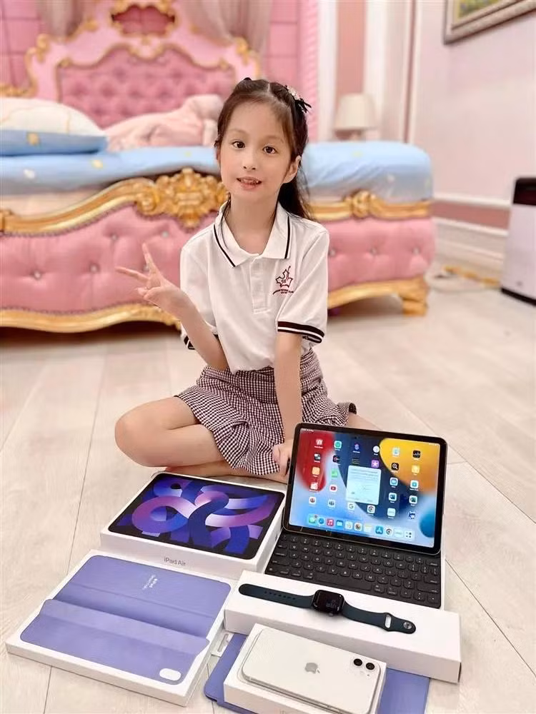 "Tôi cũng có nói với con là sao con cho bạn 70 nghìn vậy? Bạn ấy trả lời 'tại con còn có 70 ngàn thôi'. Sau đó mình nhắc nhở 70 nghìn đối với độ tuổi của con cũng là số tiền lớn. Sau này nếu có giúp bạn thì con có thể cho bạn 50 nghìn thôi rồi giữ lại một phần cho mình. Con cho bạn tiền thì mẹ không có ý kiến gì đâu", Di Băng nói thêm.