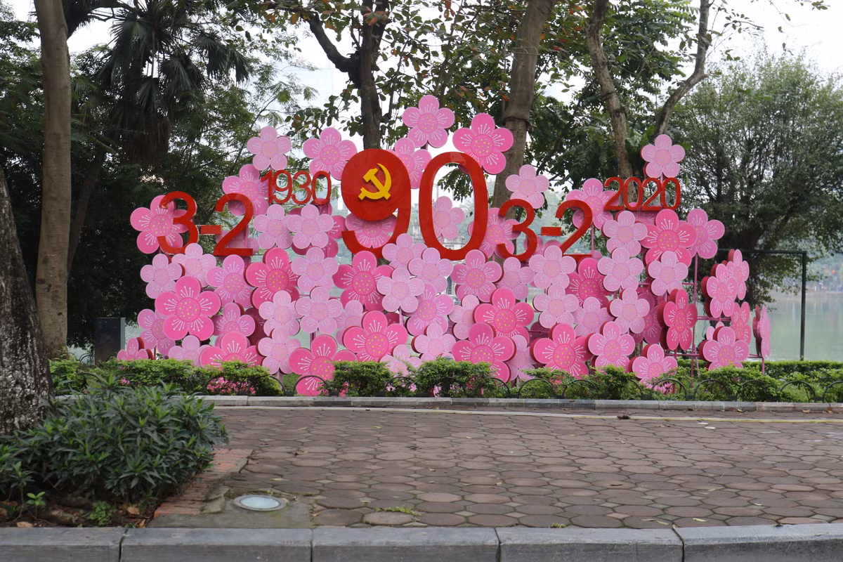 Không chỉ có không khí xuân, người dân cũng vui mừng chuẩn bị cho ngày thành lập Đảng 90 năm tuổi (3/2/1930 - 3/2/2020).