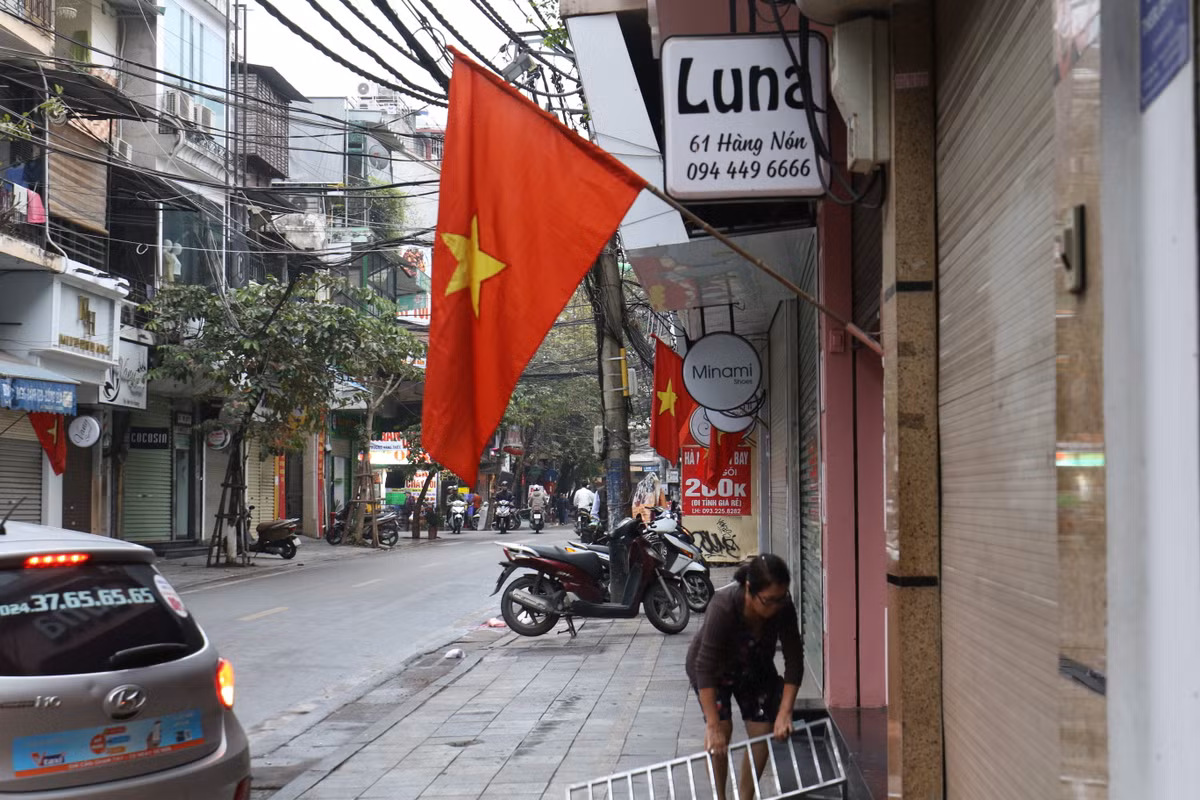 Còn với các nhà dân, nhiều người đã dùng cờ Tổ quốc treo trước nhà để tạo nên sắc đỏ cực đẹp.