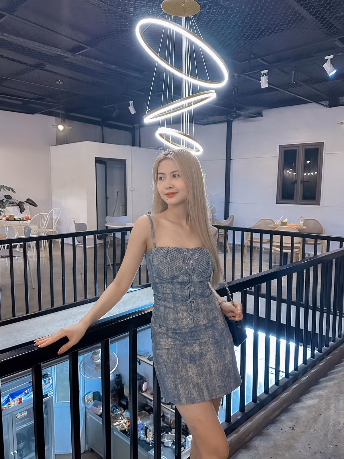 Trần Thị Thanh Thư không thua kém hot girl đình đám nào, dù 9 năm đã qua nhưng trang Facebook cá nhân của cô thu hút tới hơn 500.000 người theo dõi.