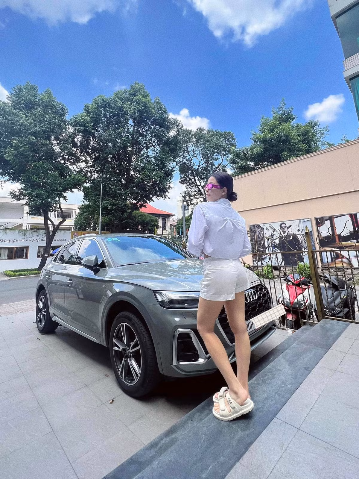 Dù không hoạt động trong showbiz nhưng Trâm Anh vẫn luôn thu hút sự chú ý của công chúng bởi nhan sắc và phong cách thời trang đẳng cấp của mình.