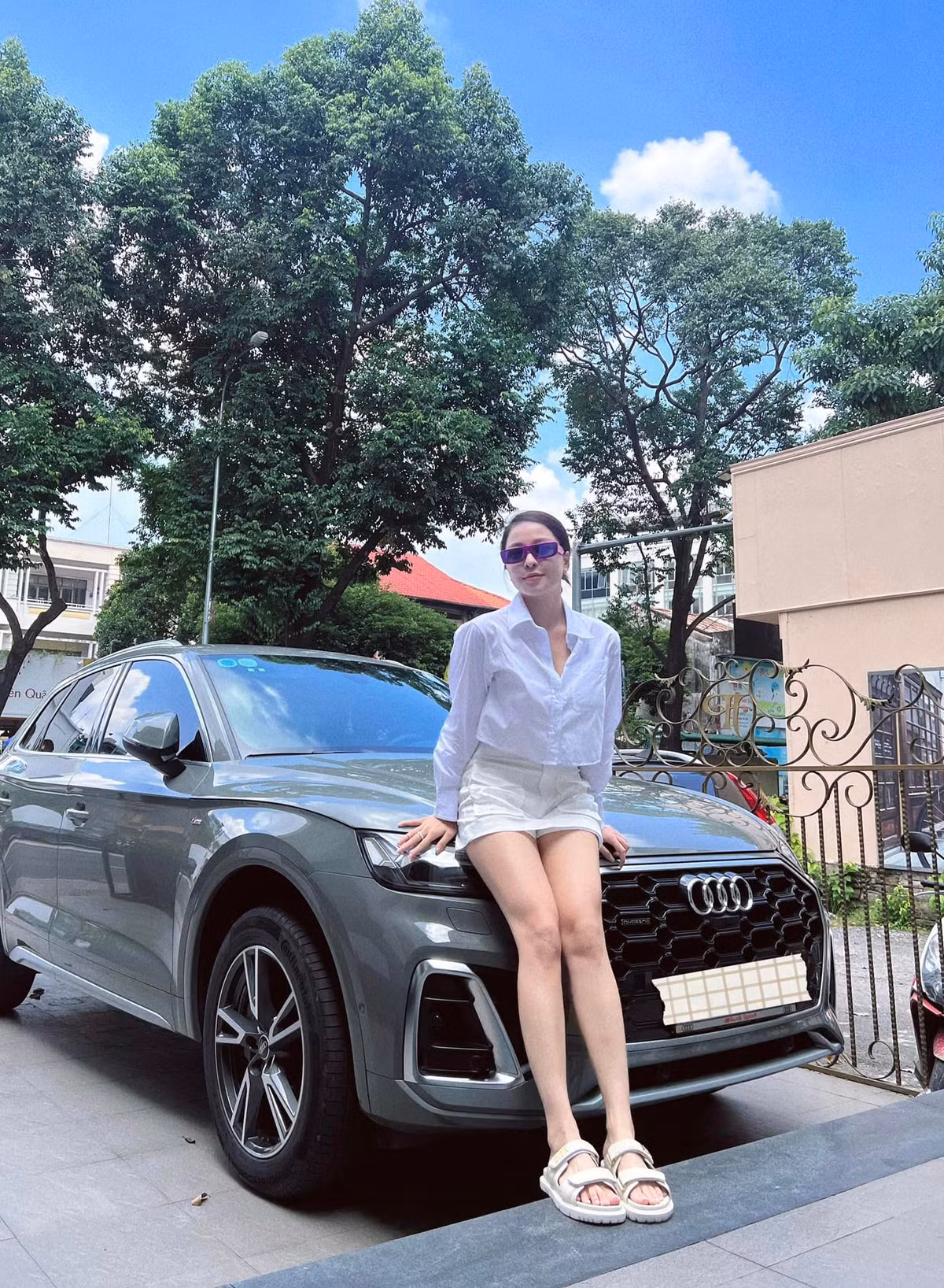 Bức ảnh của người đẹp xứ Thanh ngay lập tức nhận được sự chú ý của cộng đồng mạng và nhanh chóng lan truyền rộng rãi trên các trang mạng xã hội.