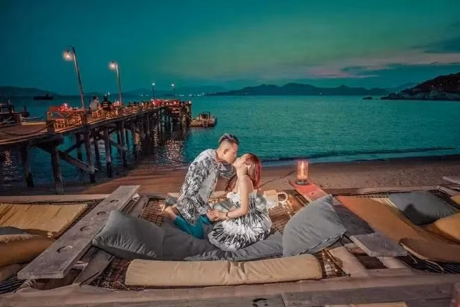 Khoảnh khắc ngọt hơn mía lùi của cặp vợ chồng nổi tiếng Minh Nhựa và Mina Phạm khiến mọi người thích thú.