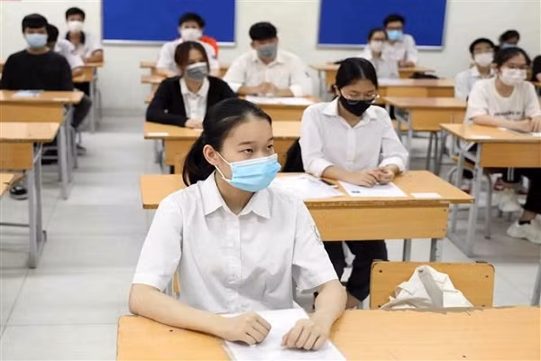 Hoc sinh o Ha Noi duoc tra hoc ba, giay chung nhan tot nghiep qua buu dien