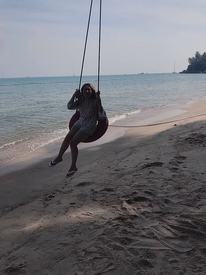Cô thậm chí còn không có từ nào diễn tả nổi khi nhìn lại sản phẩm nhờ chồng chụp ảnh cho mình.