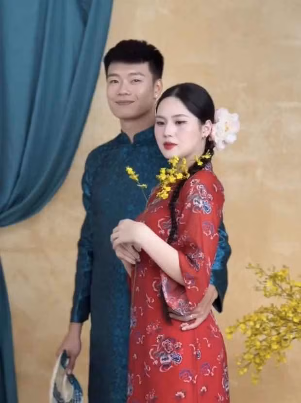 Trong khi Thành Chung mặc áo dài xanh thì nàng WAG Tố Uyên mặc áo dài đỏ nổi bật là bông hoa cài tóc.