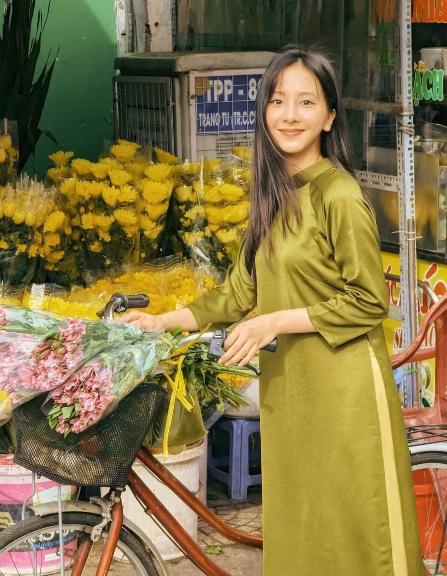 Trong năm nay, giới trẻ còn theo đuổi một trào lưu mới, đó là diện áo dài xưa, chụp hình đón Tết tại những địa điểm mang đậm tính lịch sử, văn hoá. Đặc biệt nhiều người còn kết hợp cả một số yếu tố hiện đại, giúp những bức hình thêm phần nổi bật và độc đáo hơn.