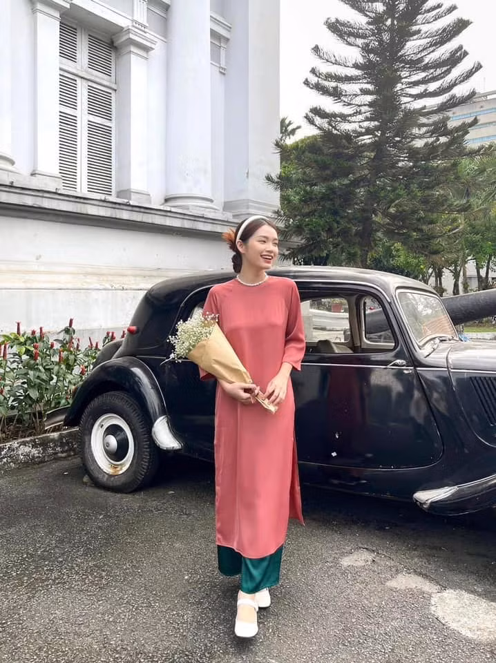 Thay vì diện những bộ áo dài cách tân, thiết kế mang hơi hướng hiện đại, các chị em lại chọn những trang phục đơn giản, mang đậm nét xưa.