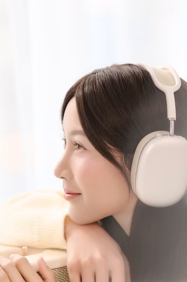 Theo nhiều nhận xét từ netizen, Nắng biết cách làm mới hình ảnh của mình, mang đến cho người hâm mộ những cung bậc cảm xúc khác nhau qua mỗi lần lên sóng.