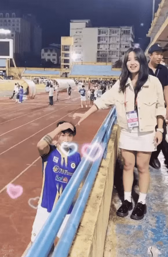 Thế nhưng, ngay lúc đối phương giơ tay tỏ ý muốn tạo dáng hình trái tim với anh thì hậu vệ Đoàn Văn Hậu đã từ chối hành động này, quyết không ghép trái tim.
