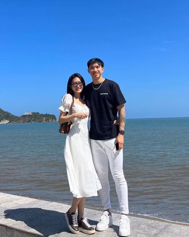 Cặp My - Hậu dính nghi vấn hẹn hò từ 2 năm trước khi hot girl Hà thành tham gia cuộc thi Hoa Hậu Việt Nam năm 2020. Trở về sau cuộc thi, cả 2 nhiều lần bị bắt gặp dính như sam ở không ít các sự kiện.