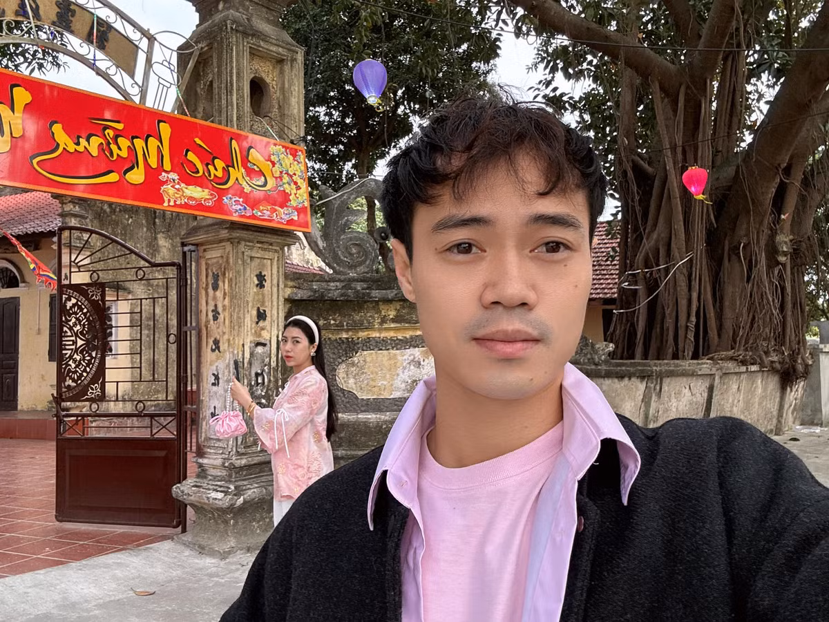 Đúng như mục đích ban đầu Văn Toàn xây biệt thự cho bố mẹ, trong những dịp đặc biệt thế này, căn nhà rộng rãi, khang trang, đẹp đẽ là nơi thích hợp để người thân, họ hàng cùng nhau quây quần bên mâm cơm, không khí ấm cúng, vui vẻ ngập tràn.