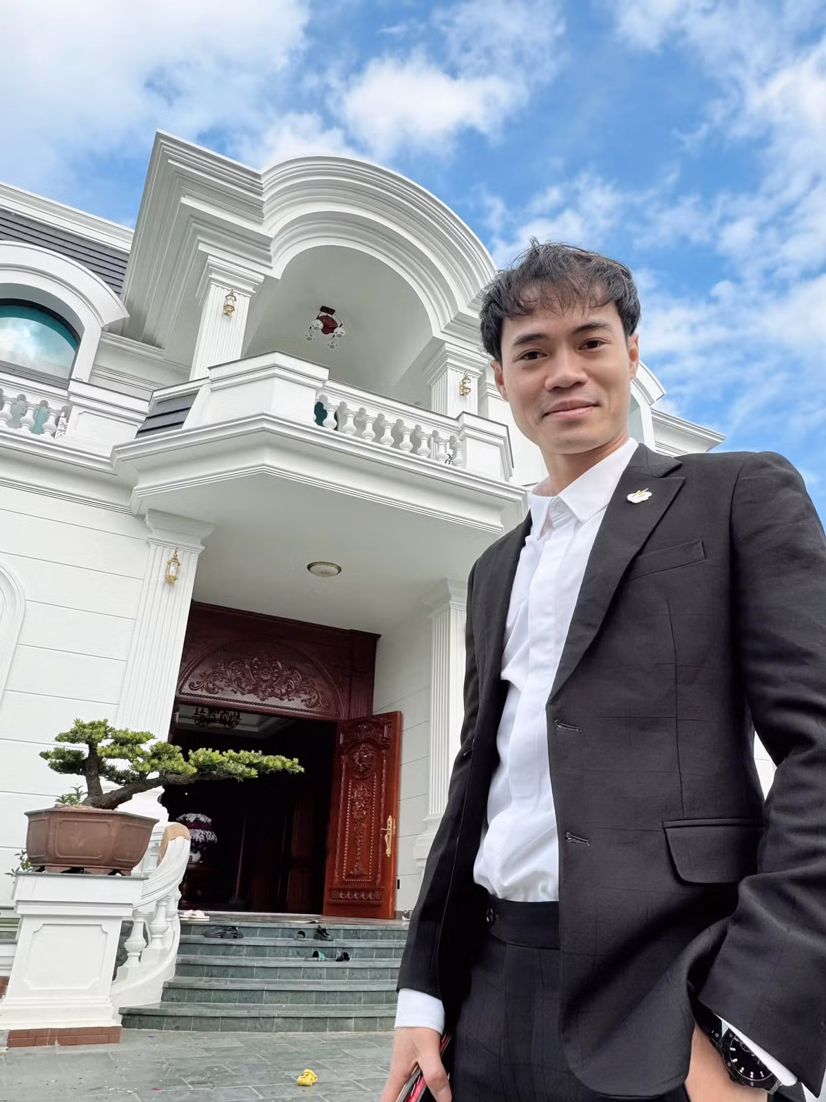 Văn Toàn chụp ảnh trước căn biệt thự xây cho bố mẹ tại Hải Dương dịp Tết Nguyên đán vừa qua.